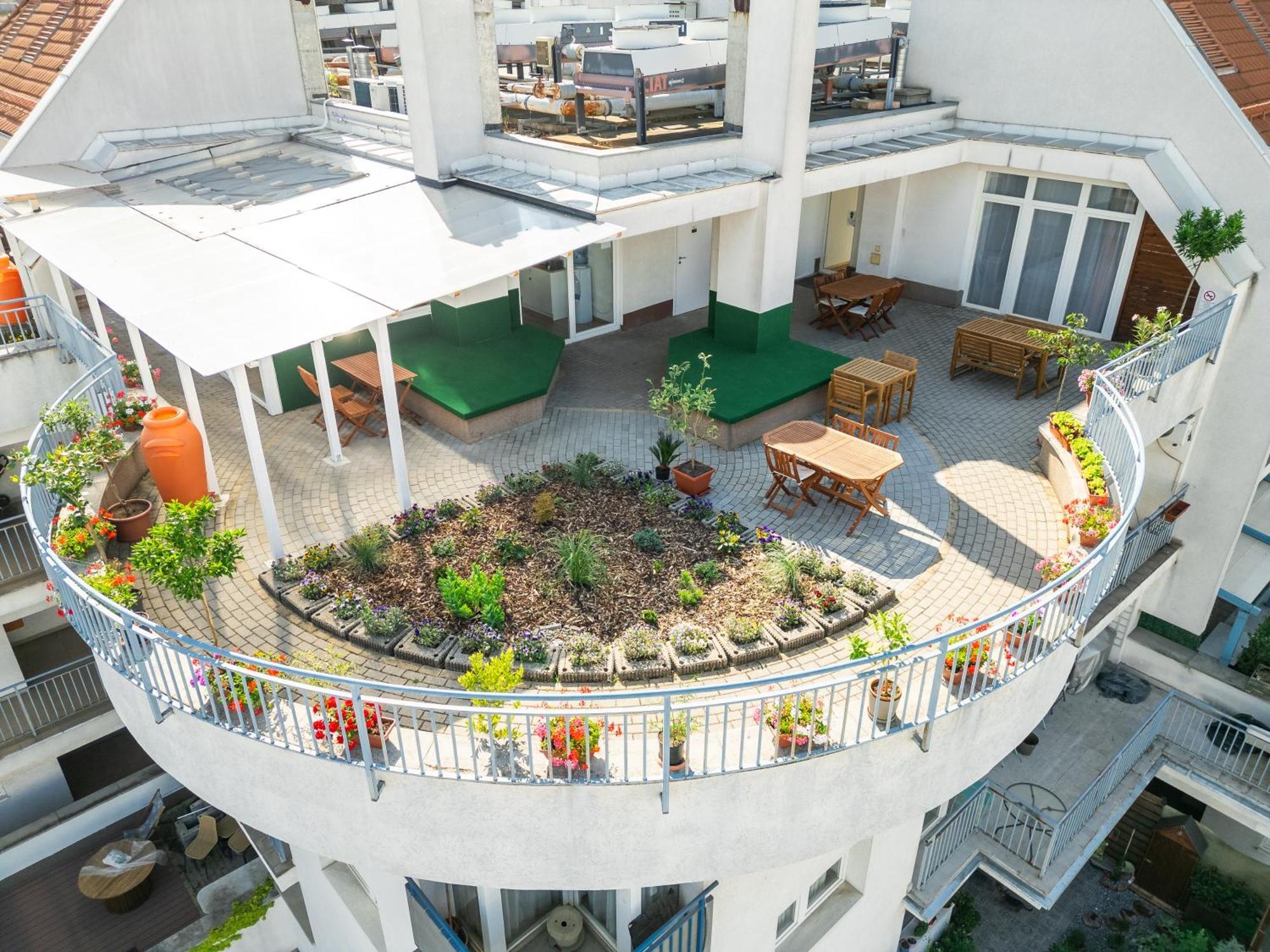 Rooftop City Residence With Deep Garage Budapest Exterior photo