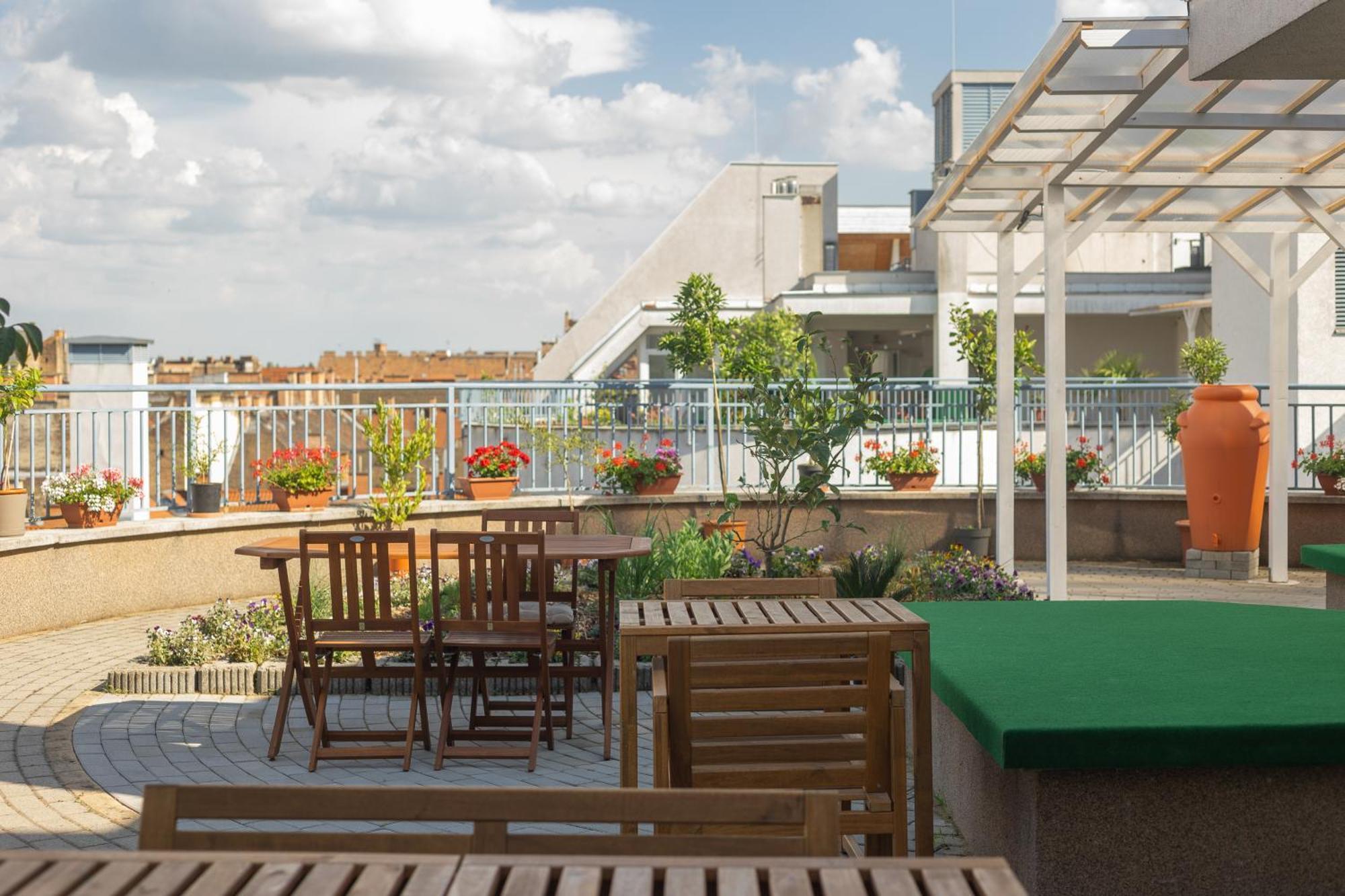 Rooftop City Residence With Deep Garage Budapest Exterior photo